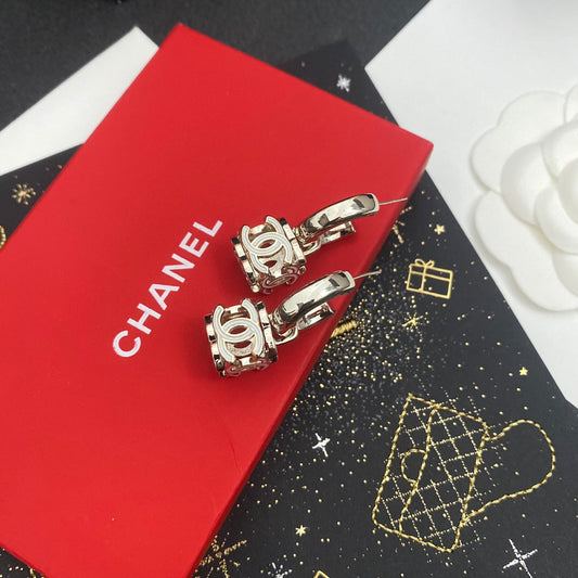 Boucles d'oreilles pendantes carrées avec logo
