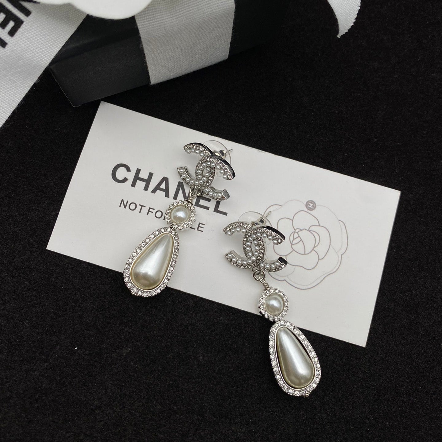 Elegantes pendientes de perlas con diamantes