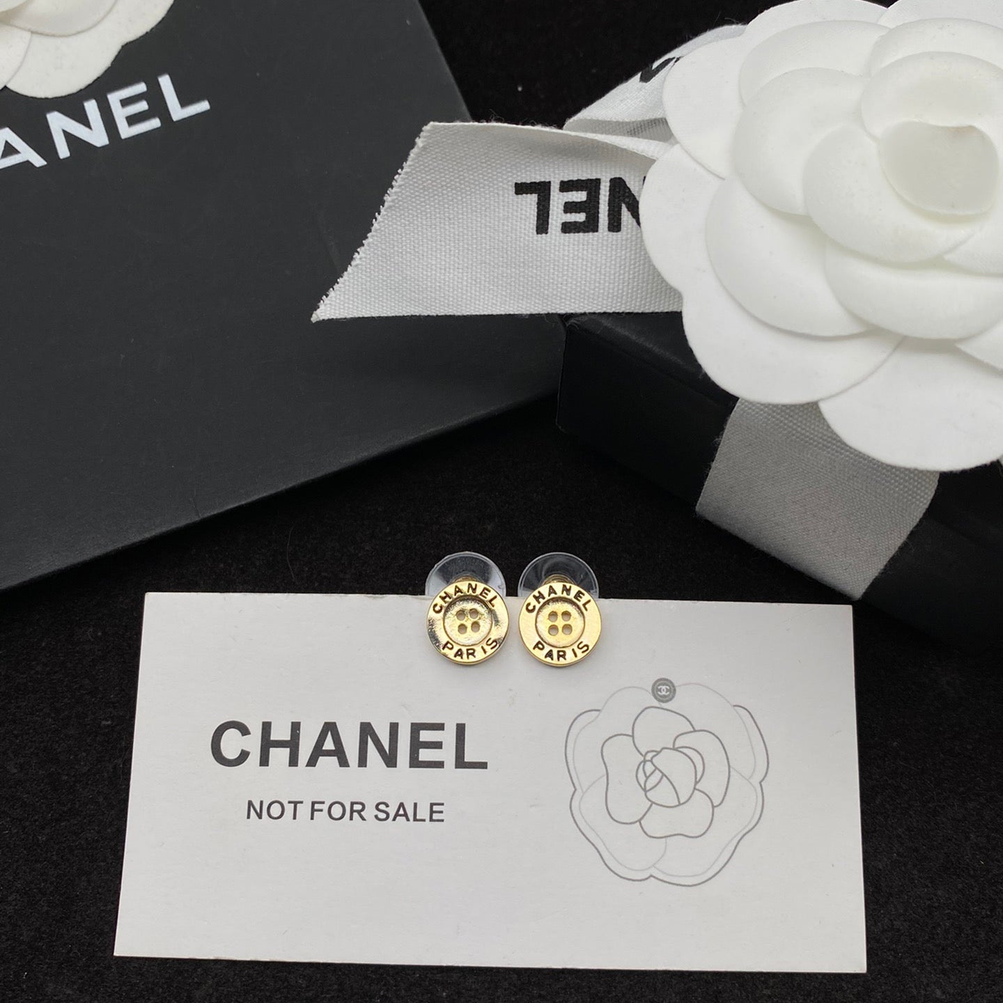 Aretes de botón con grabado de logotipo creativo