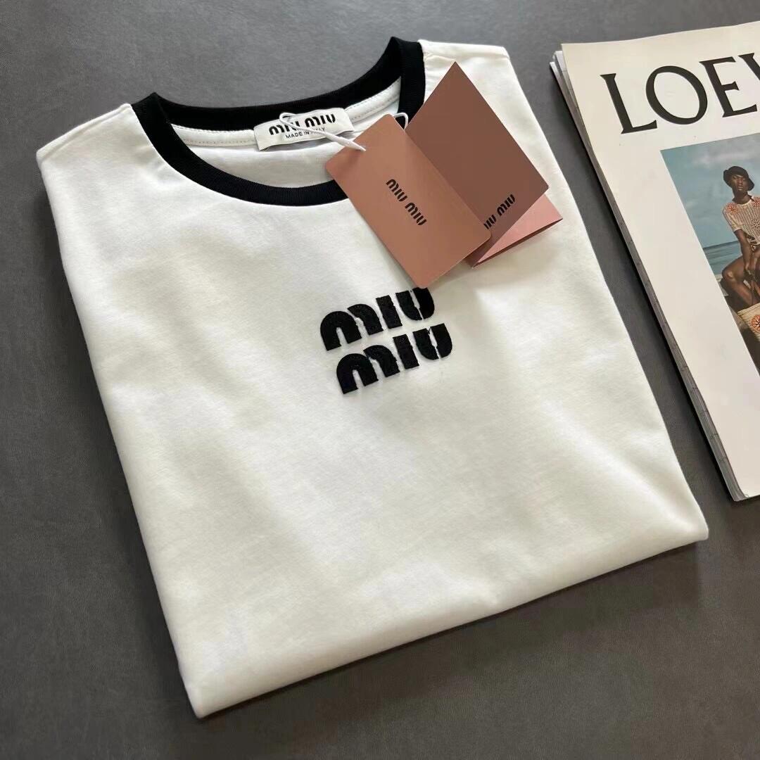 Camiseta de manga corta bordada con parche de letras de logotipo pequeño