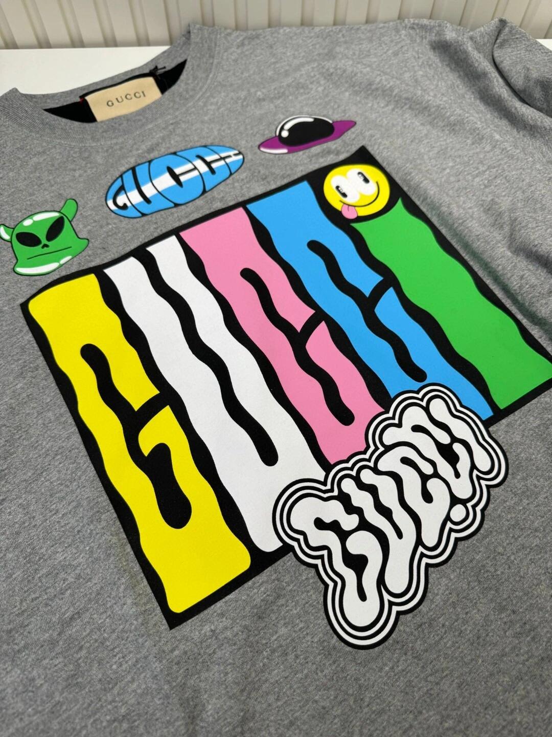 Colección cápsula de camisetas reversibles de manga corta