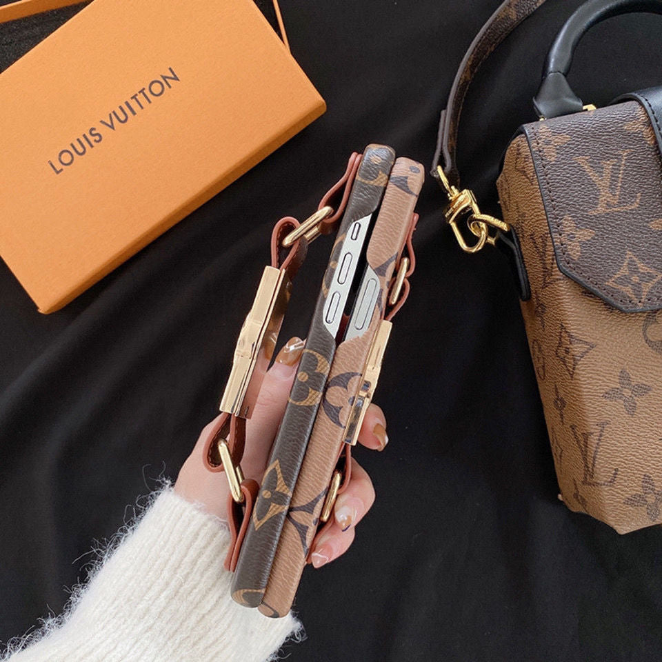 Estuche de cuero con estampado de monograma y correa para la muñeca