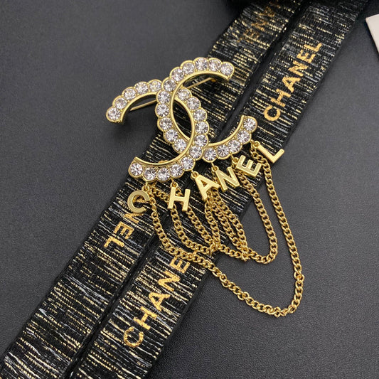 Broche avec lettres et pompon