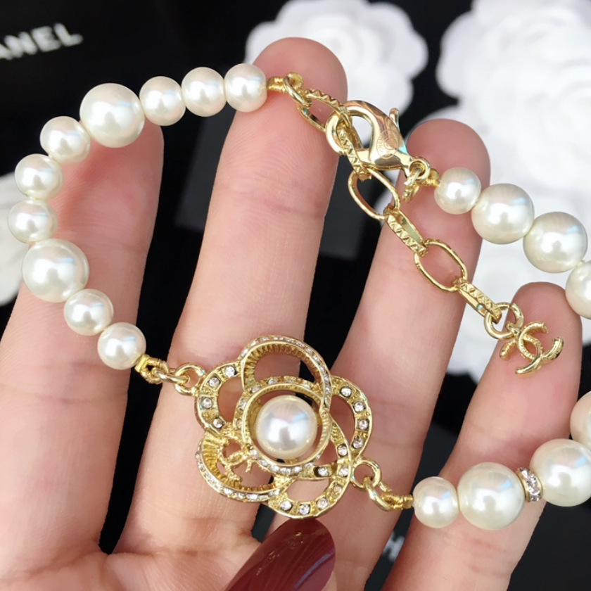 Pulsera Ajustable de Perlas Camellia