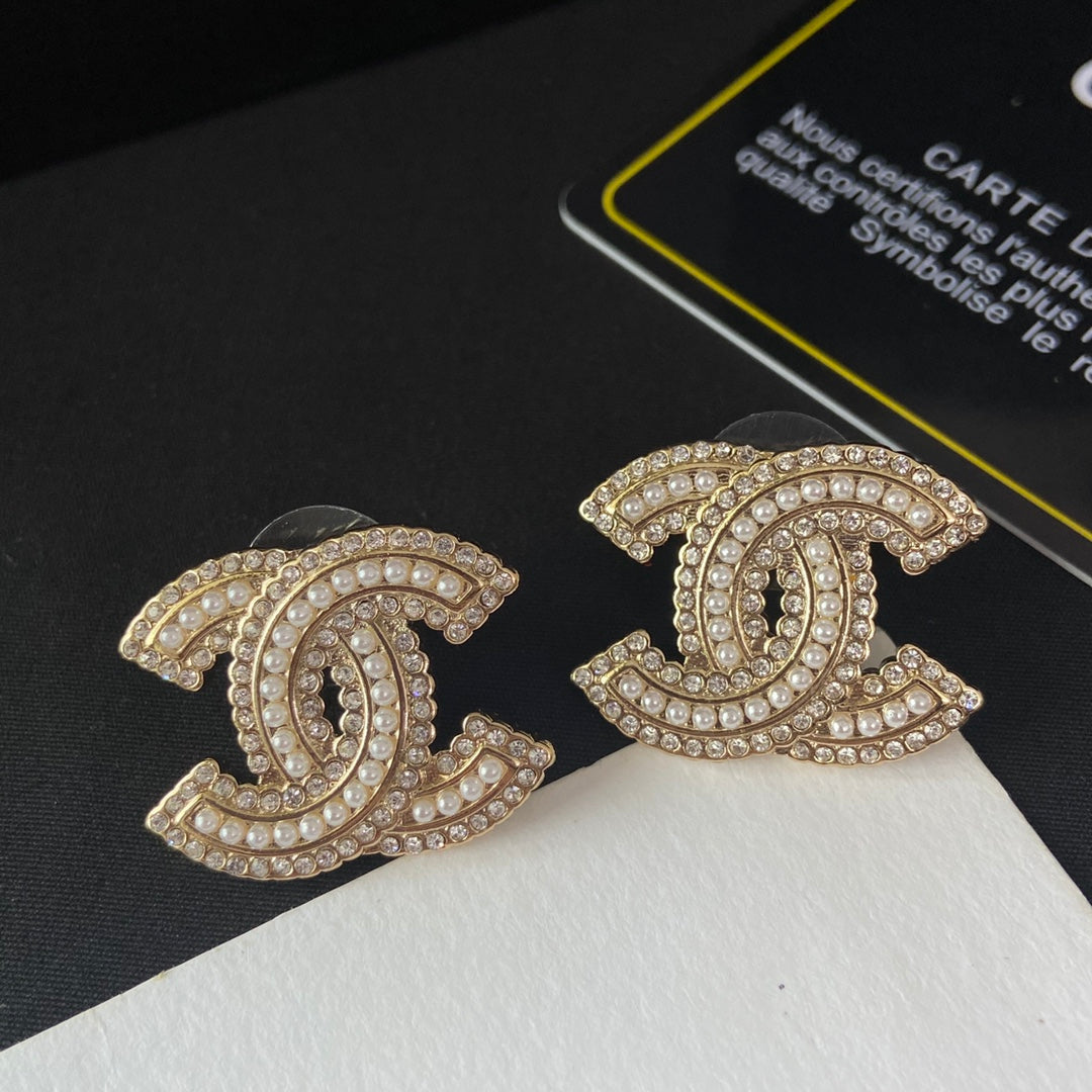 Pendientes con letras de perlas y diamantes
