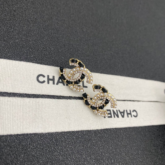 Boucles d'oreilles clous en cuir perle diamant étincelant