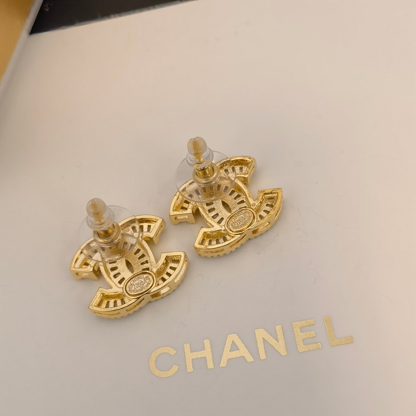 Pendientes elegantes y clásicos con logotipo para mujer