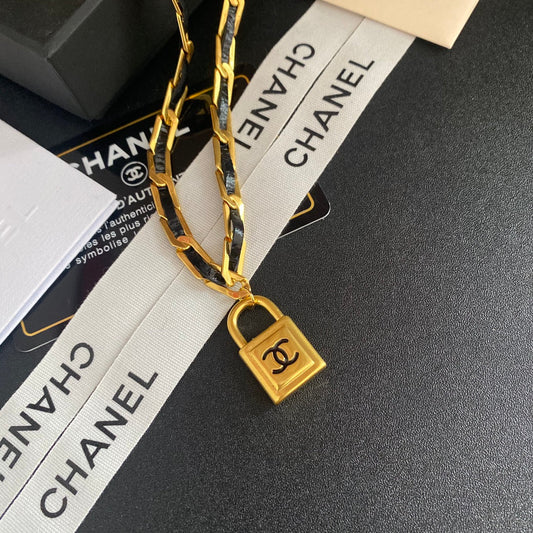 Collier Pendentif en Cuir et Cordon avec Cadenas