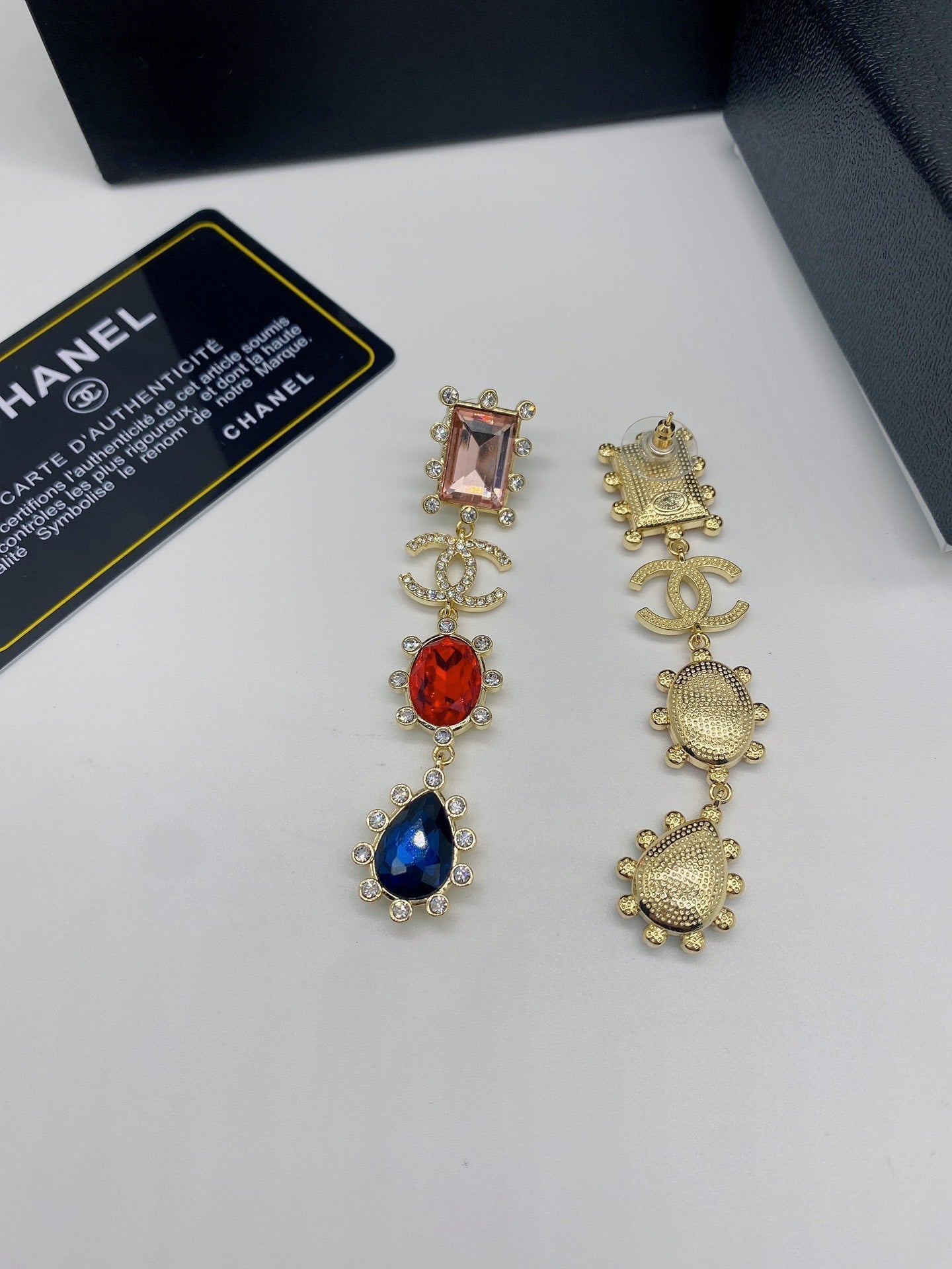Pendientes de piedras preciosas en forma de lágrima