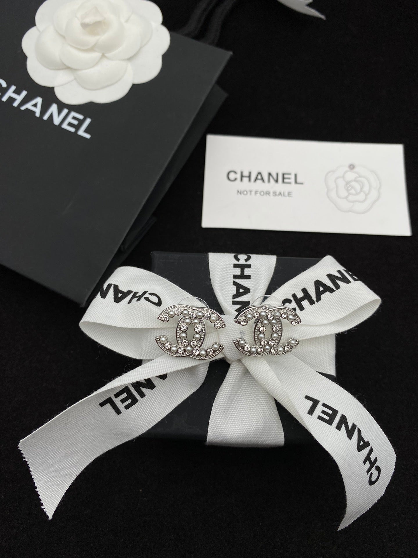 Pendientes de doble C de perlas y diamantes