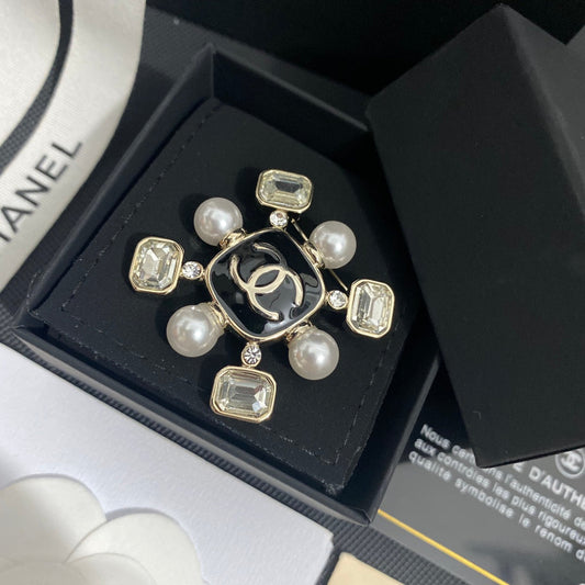 Broche élégante en pierres précieuses et perles