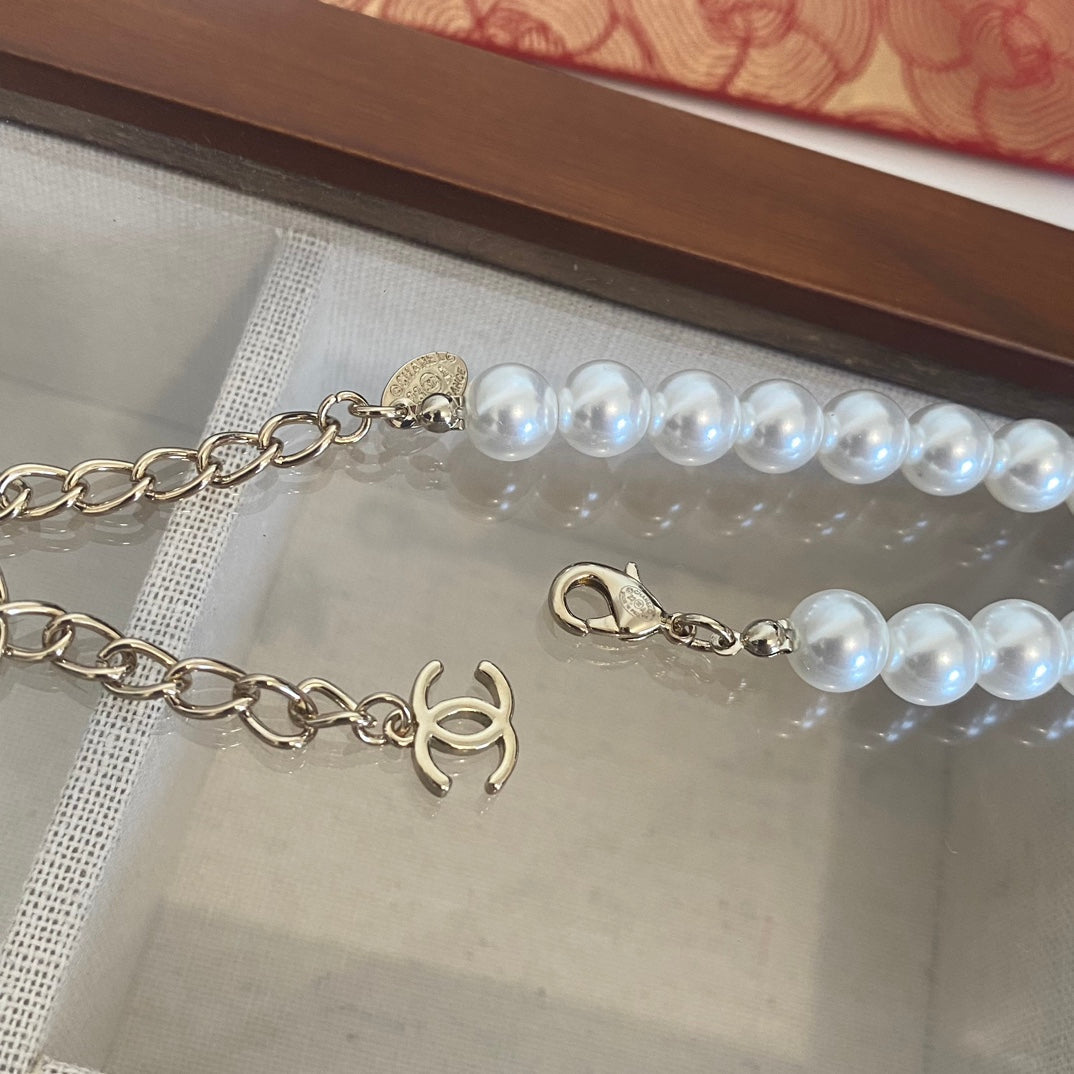 Collar con colgante de perla y letra a la moda