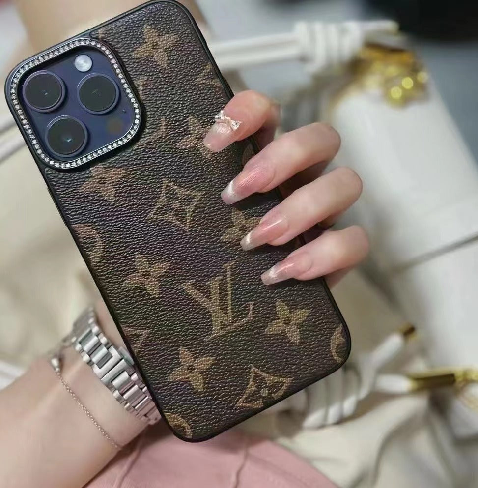 Estuche de cuero con incrustaciones de pedrería de lujo