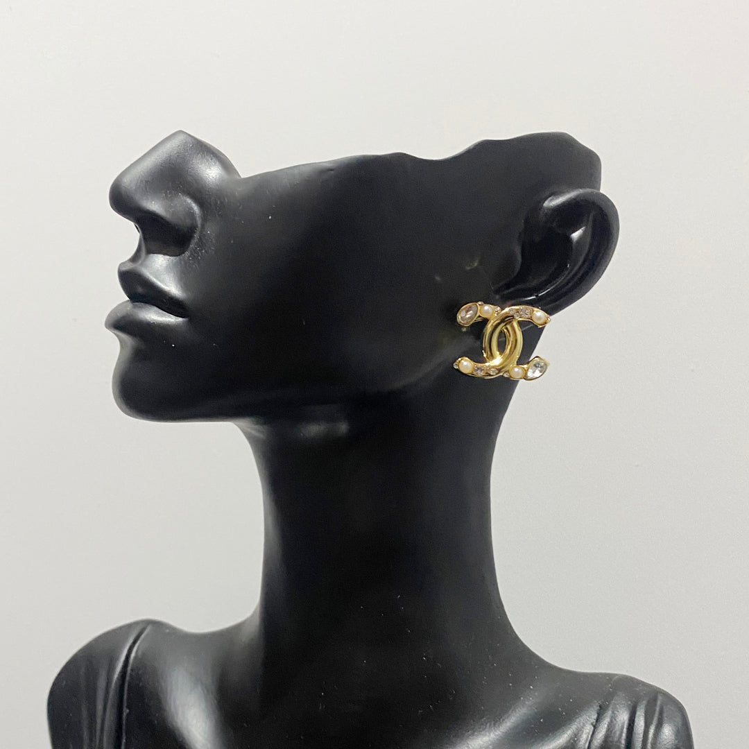 Pendientes de perlas y diamantes de moda