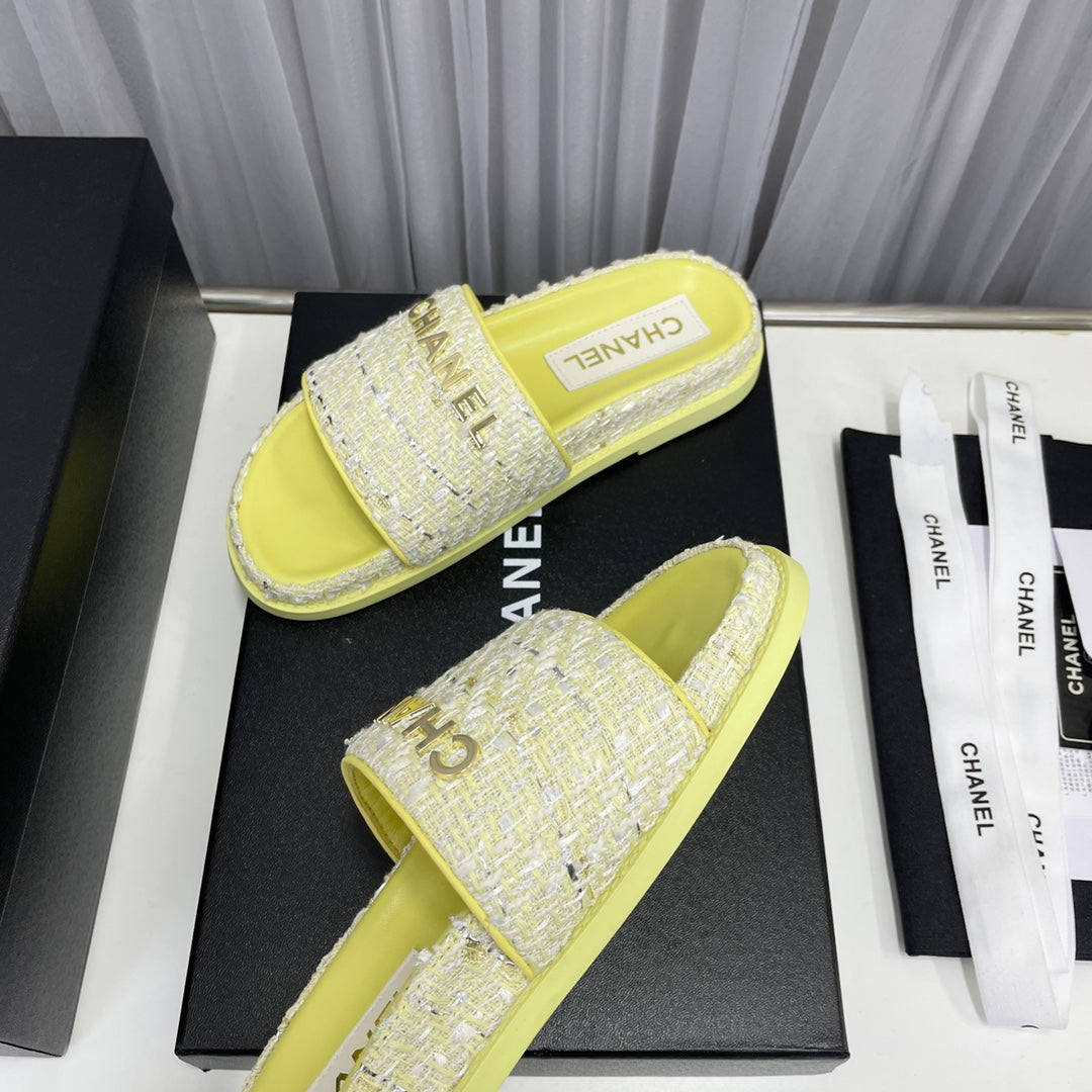 Sandalias planas clásicas de moda