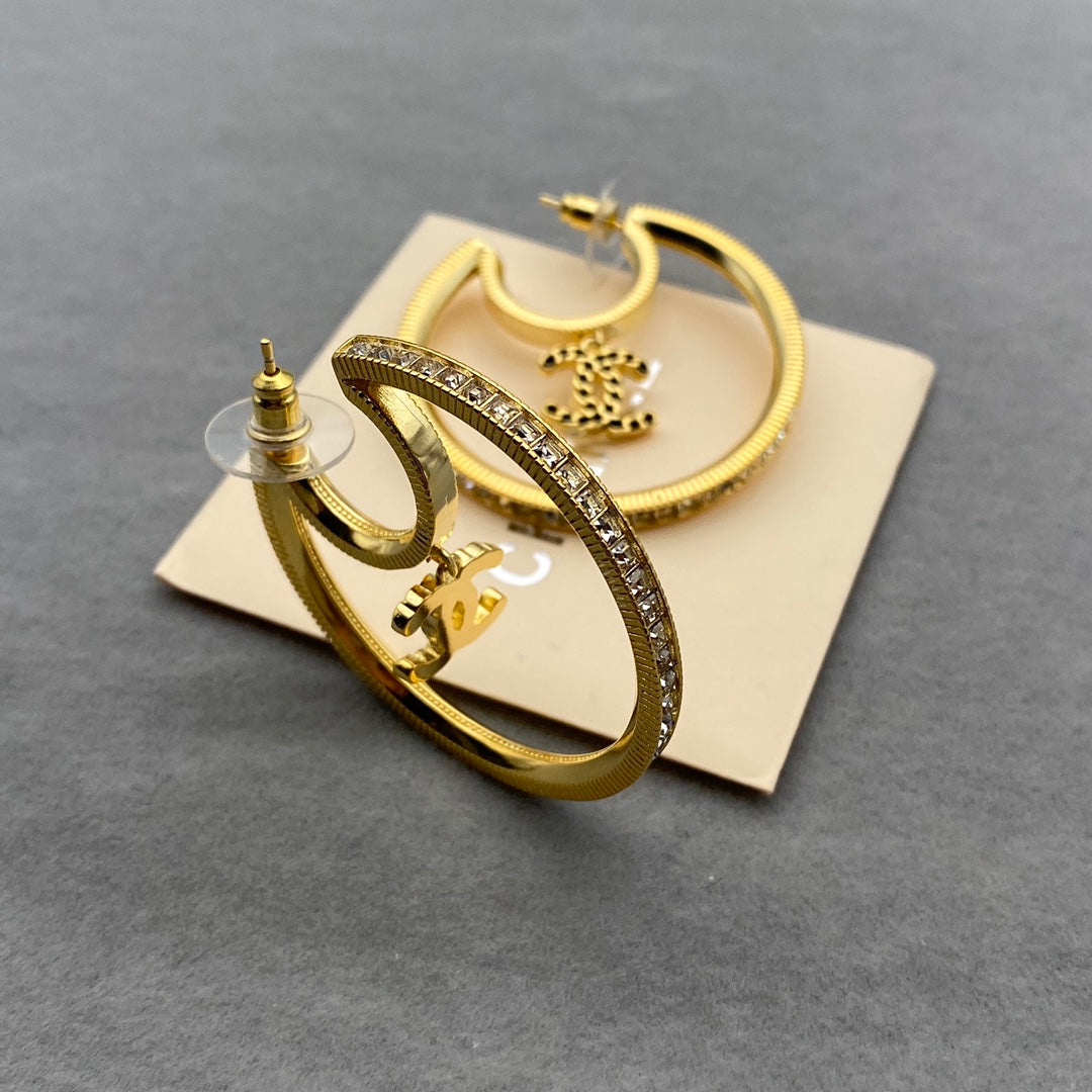 Pendientes de luna con colgante de doble C