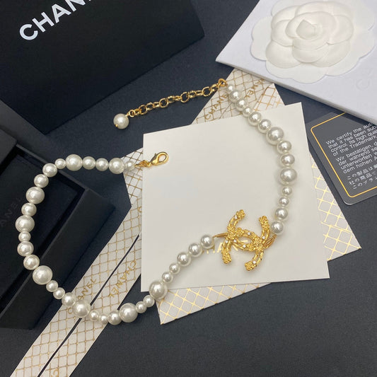 Collier ras du cou avec perle irrégulière