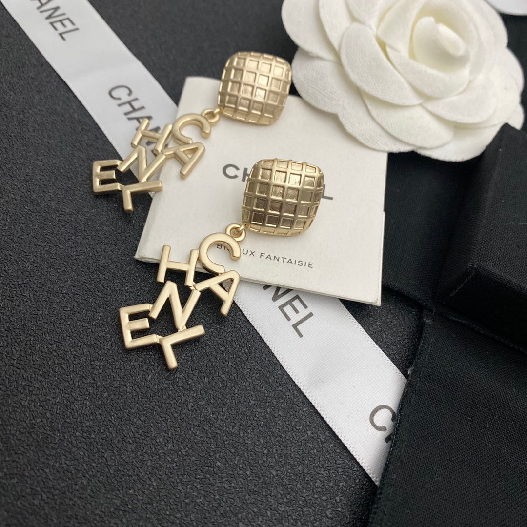 Pendientes Largos Irregulares con Letras Vintage