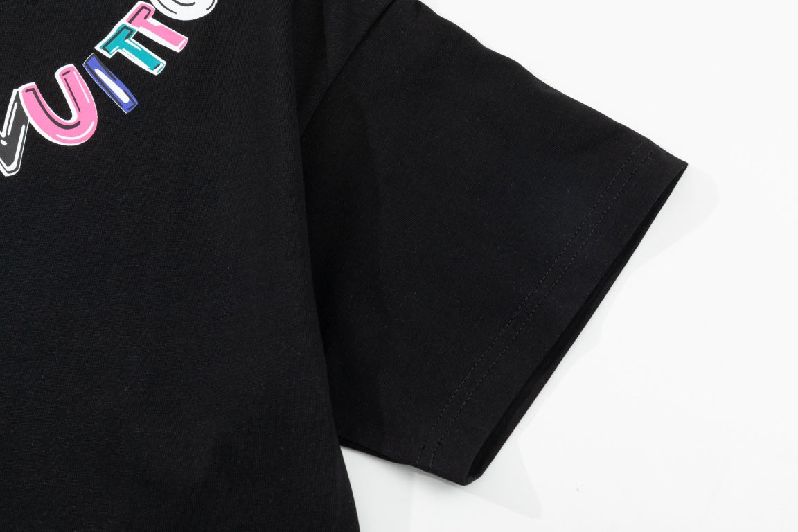 Camiseta con letras de colores estampadas