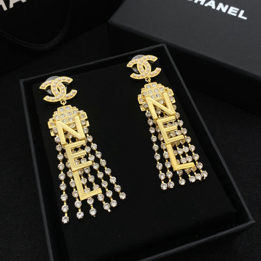 Boucles d'oreilles pendantes scintillantes avec pompon et diamants