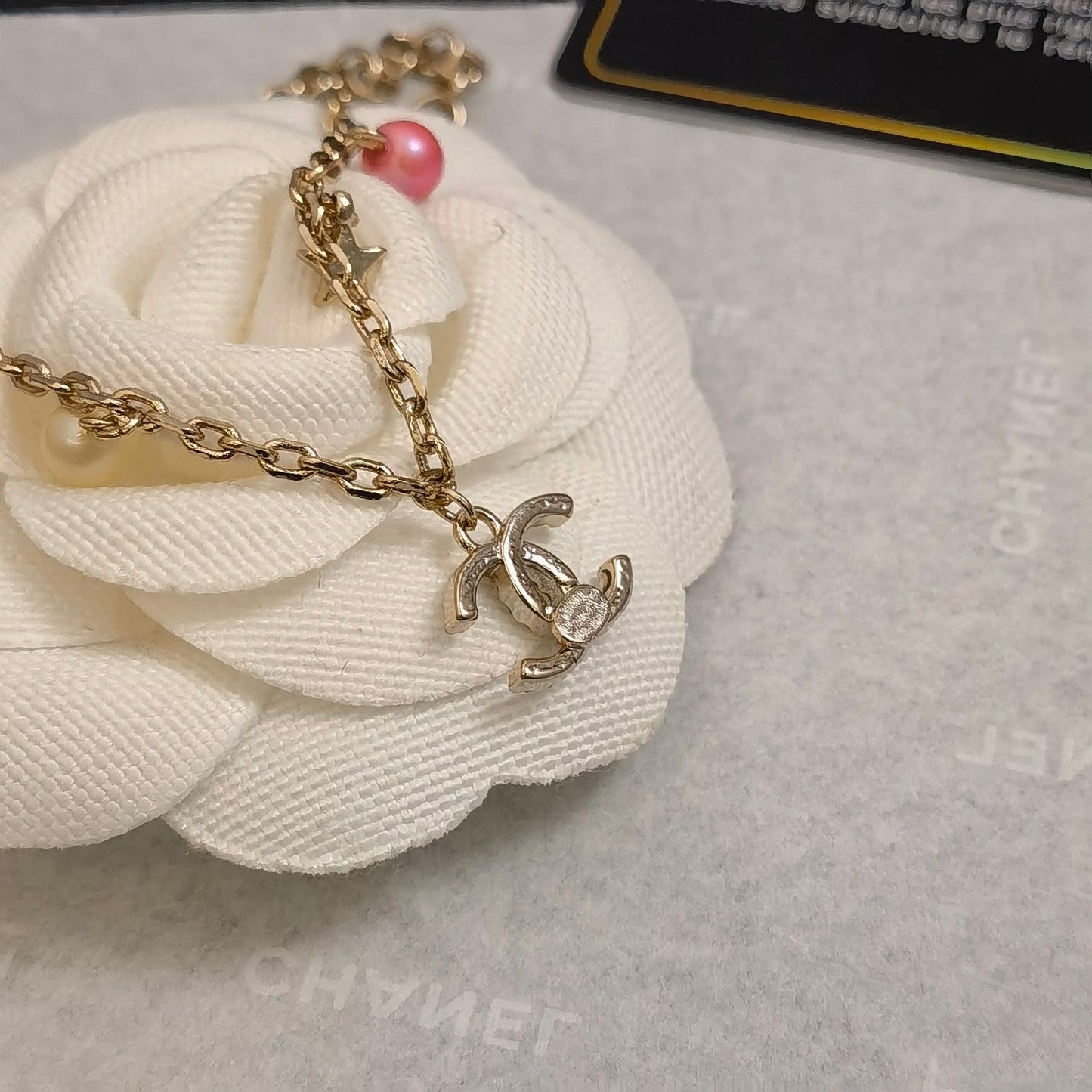 Pulsera con colgantes de perlas y diamantes de imitación de moda