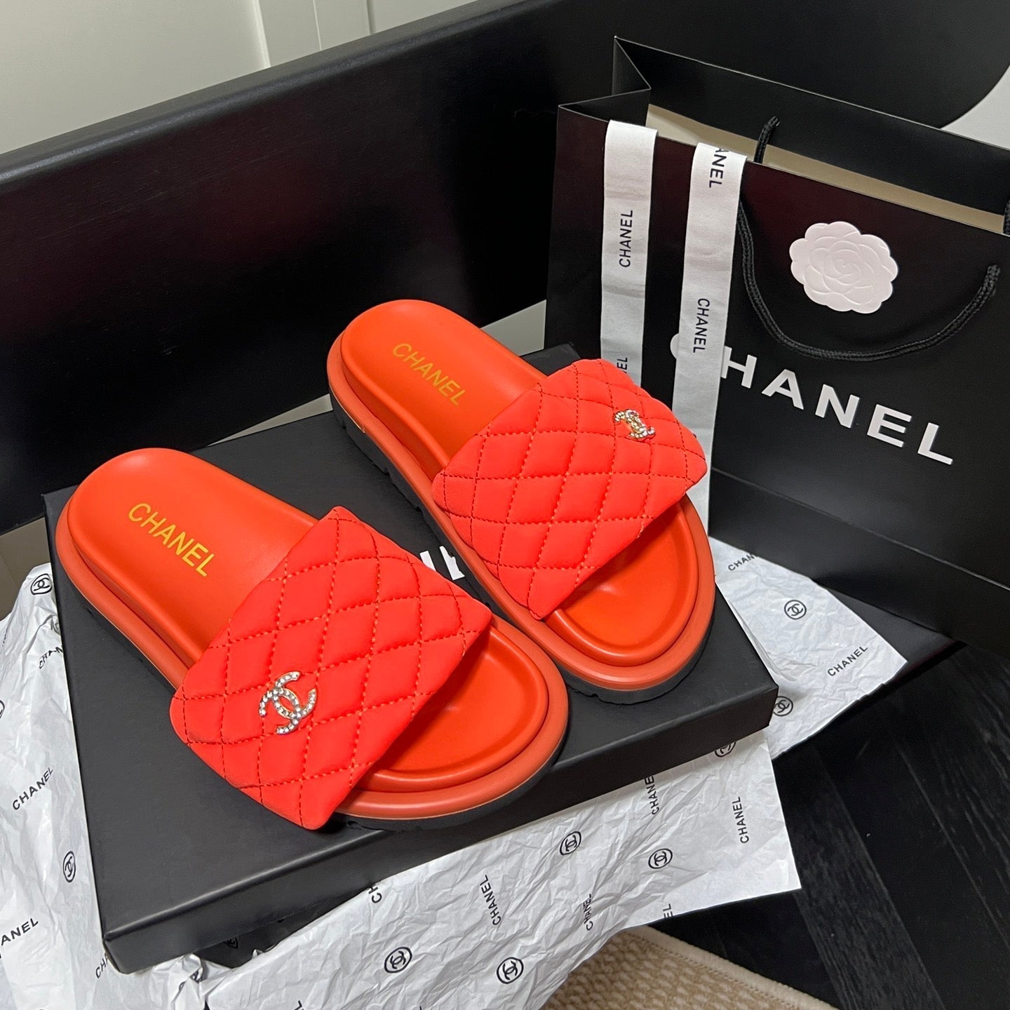 Pantuflas con el logotipo de diamante