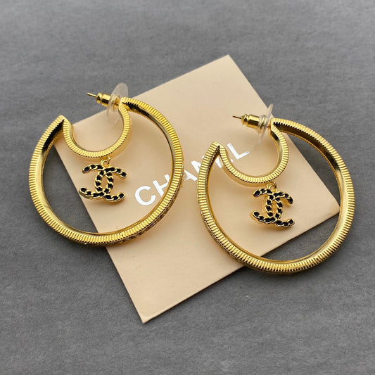 Pendientes de luna con colgante de doble C