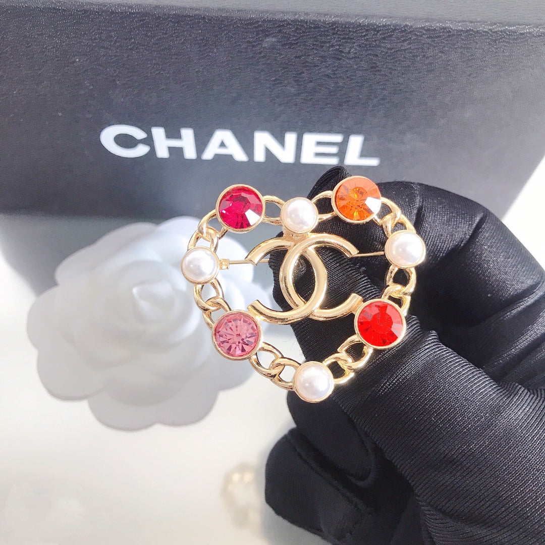 Broche de diamante colorido con forma de corazón