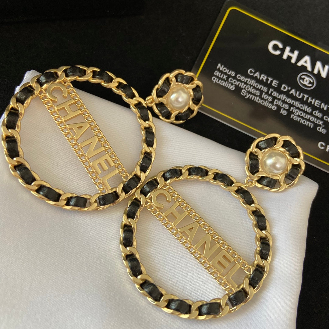 Pendientes de aro grandes de cuero a la moda