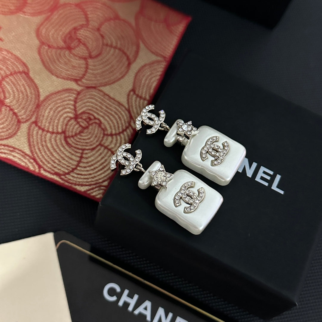 Pendientes de gota de frasco de perfume blanco