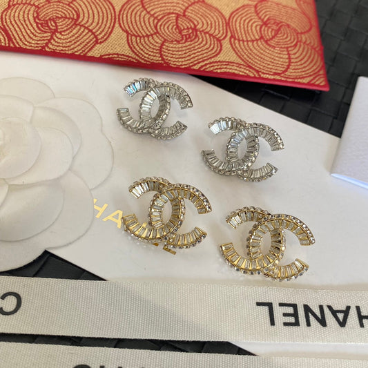 Boucles d'oreilles clous logo en cristal fantaisie