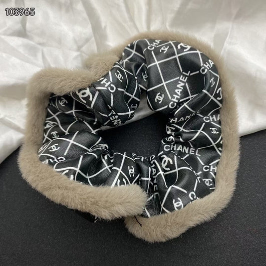 Chouchou en cuir pelucheux
