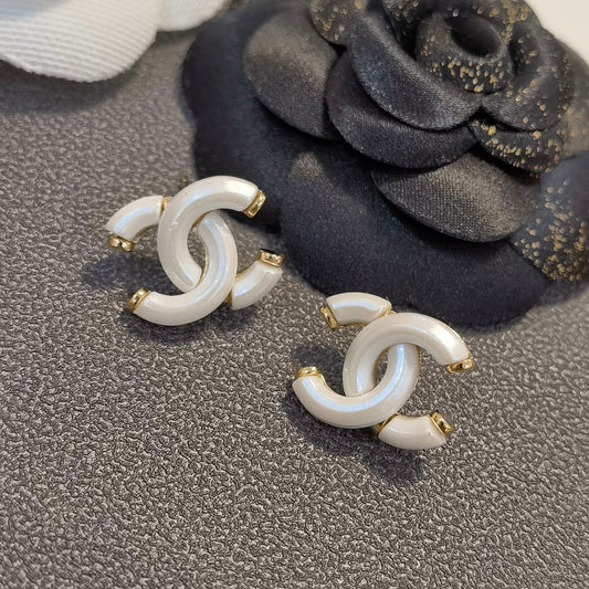 Aretes con Doble C Blancos