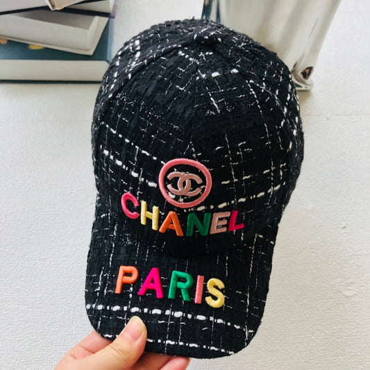 Gorra de béisbol de mujer con letras bordadas coloridas