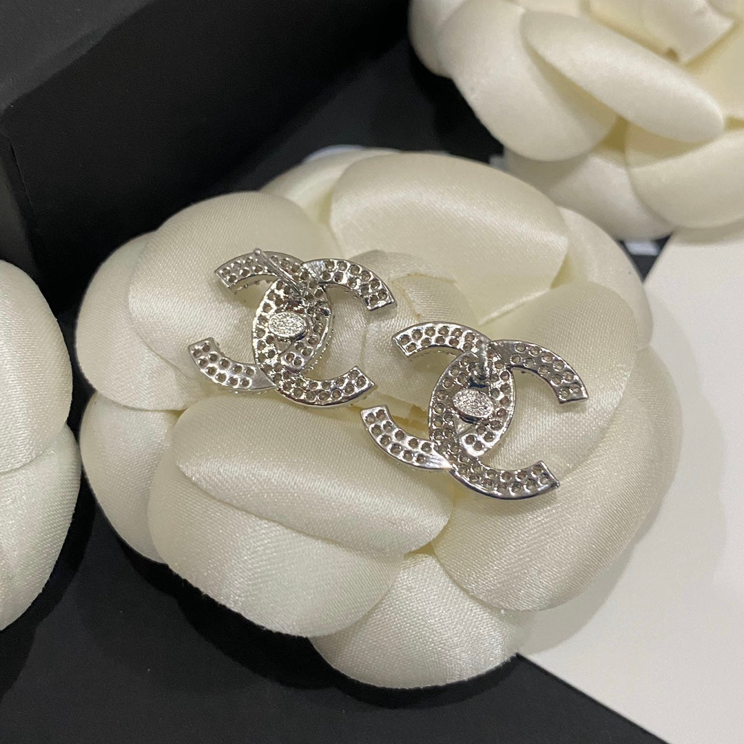 Pendientes clásicos de diamante y circonita cúbica