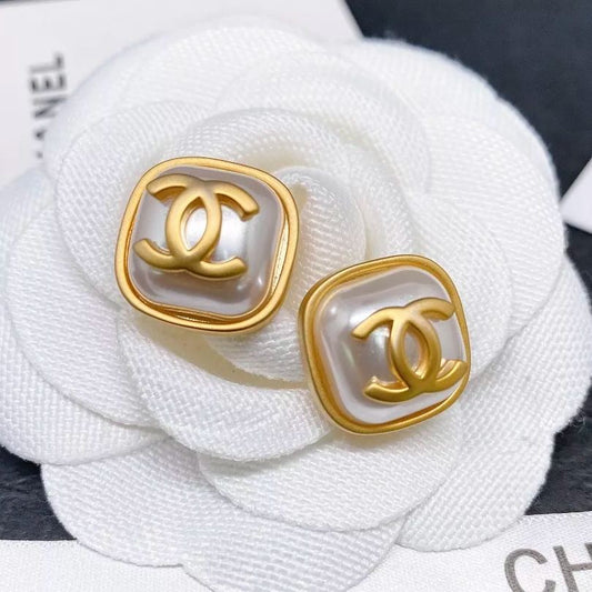 Puces d'oreilles carrées en perle