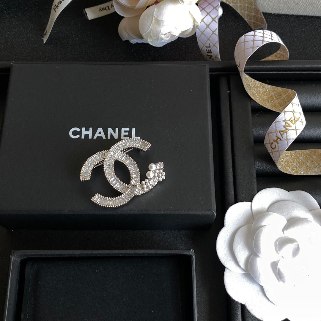 Broche de costura de perlas y diamantes