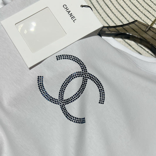 Camiseta de verano adornada con pedrería