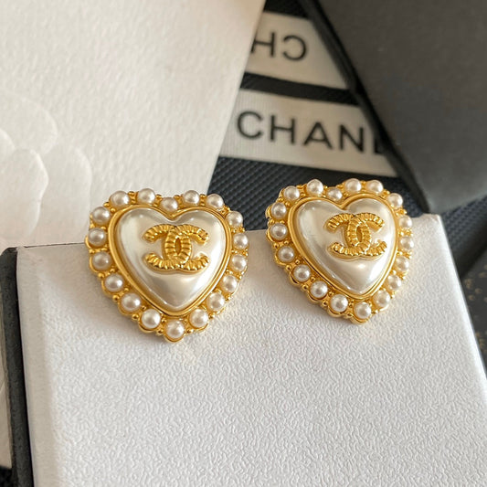 Boucles d'oreilles clous élégantes avec cœur en perle
