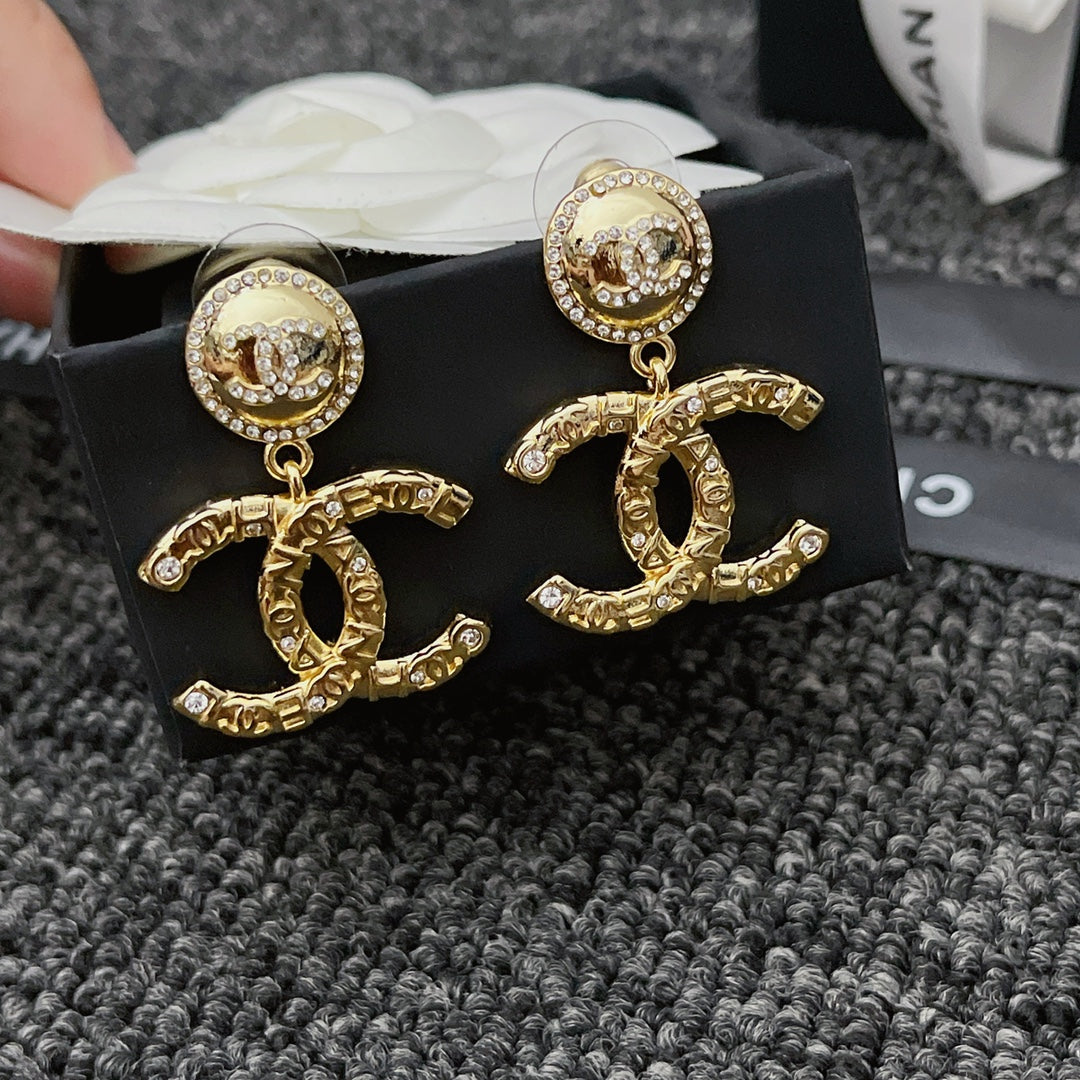 Pendientes metálicos con colgante de cristal