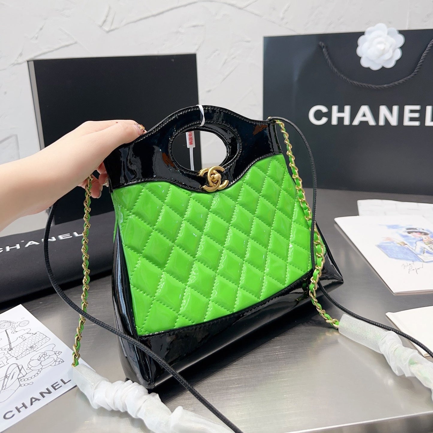 31 Bolso de compras de charol