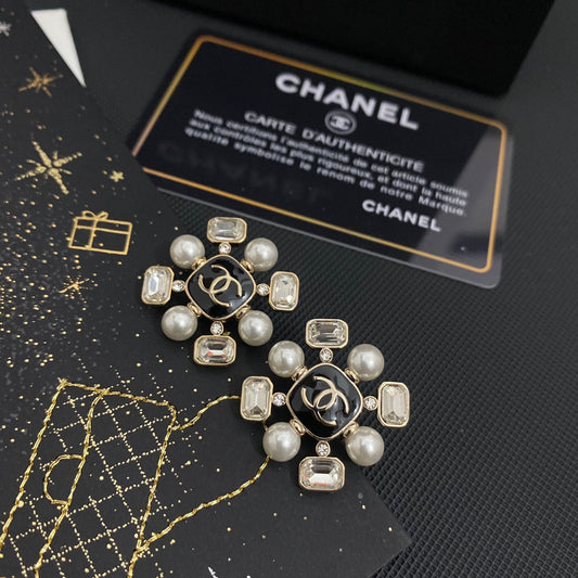 Clous d'oreilles élégants en verre, perles et diamants