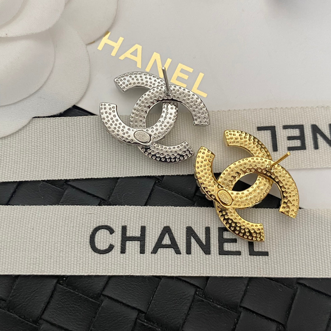 Pendientes de botón con logotipo de cristal a la moda