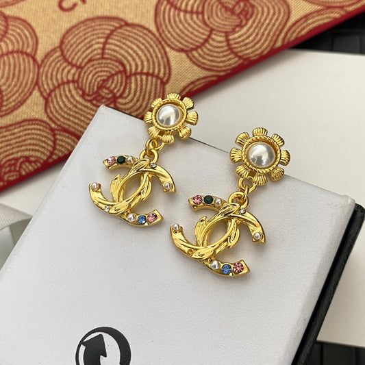 Boucles d'oreilles tendance dorées à fleurs