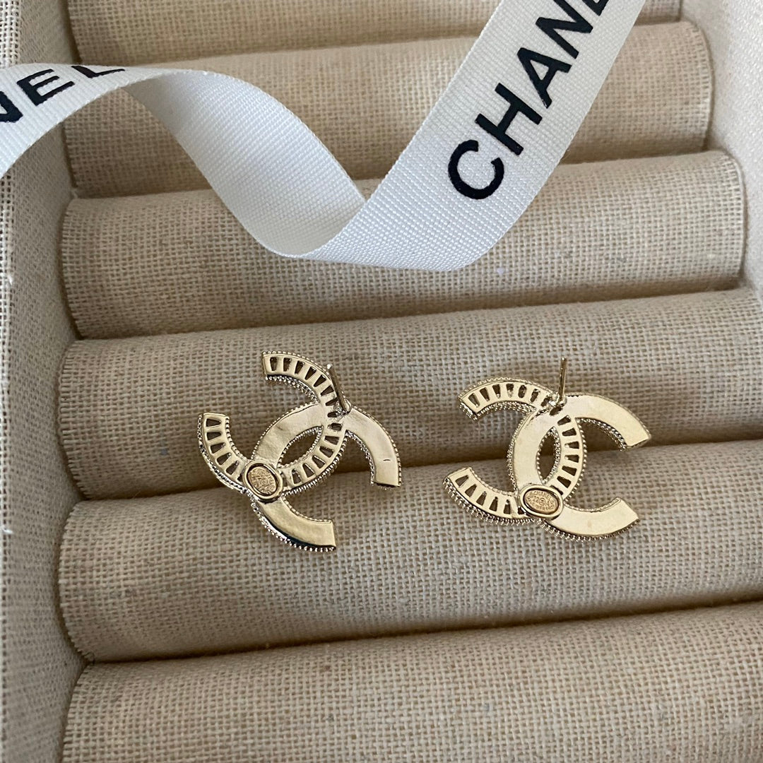 Aretes elegantes con baño de cristal