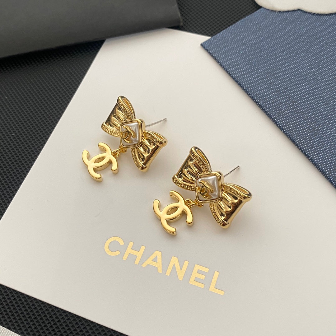 Pendientes con el logo de Gentle Bow