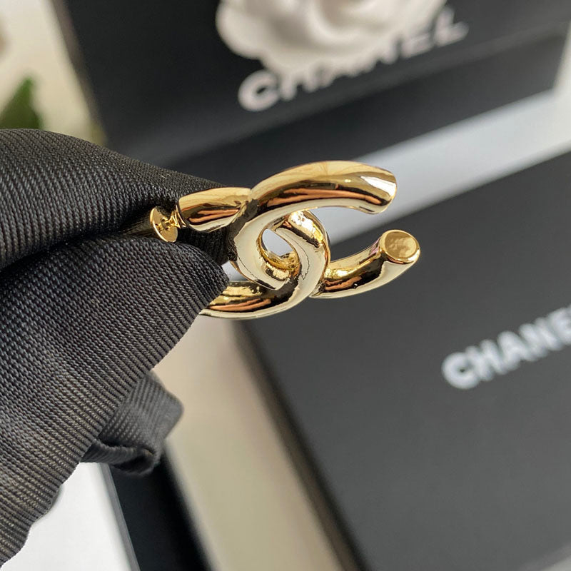 Pendientes de moda chapados en oro con logo