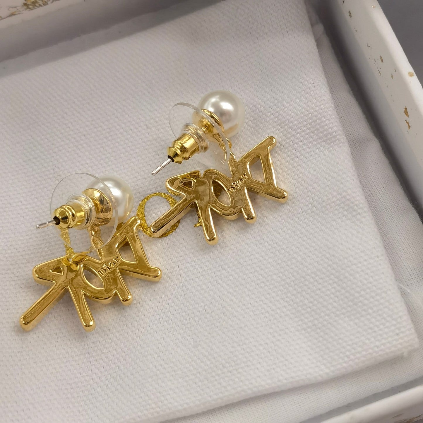 Elegantes Pendientes de Perlas con Letras de Pedrería