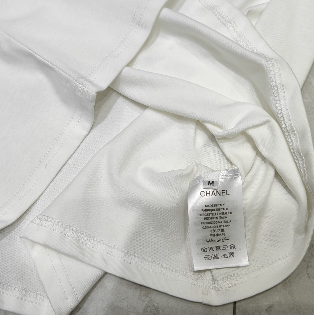 Camisetas con mangas de pedrería