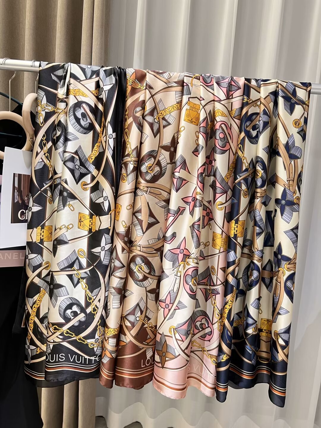 Elegante pañuelo de seda grabado para mujer